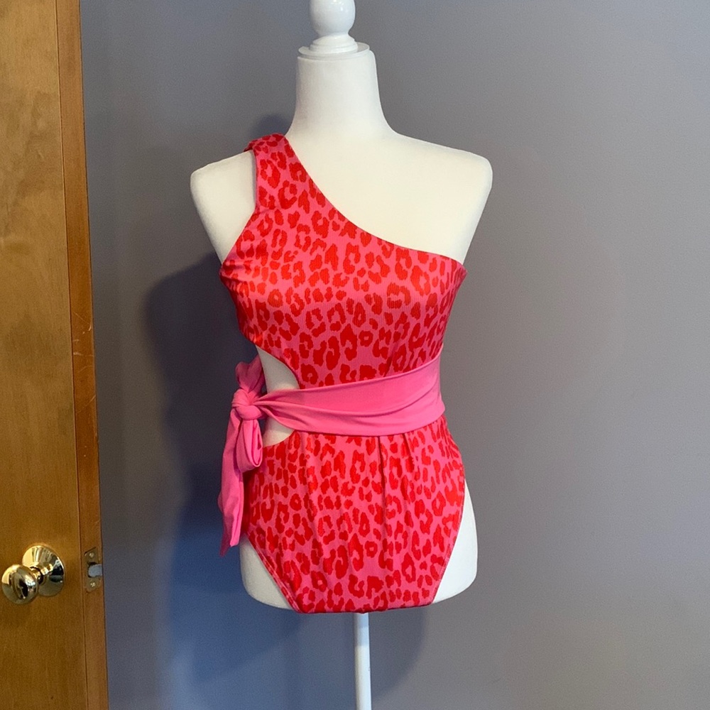 One shoulder bathing suit